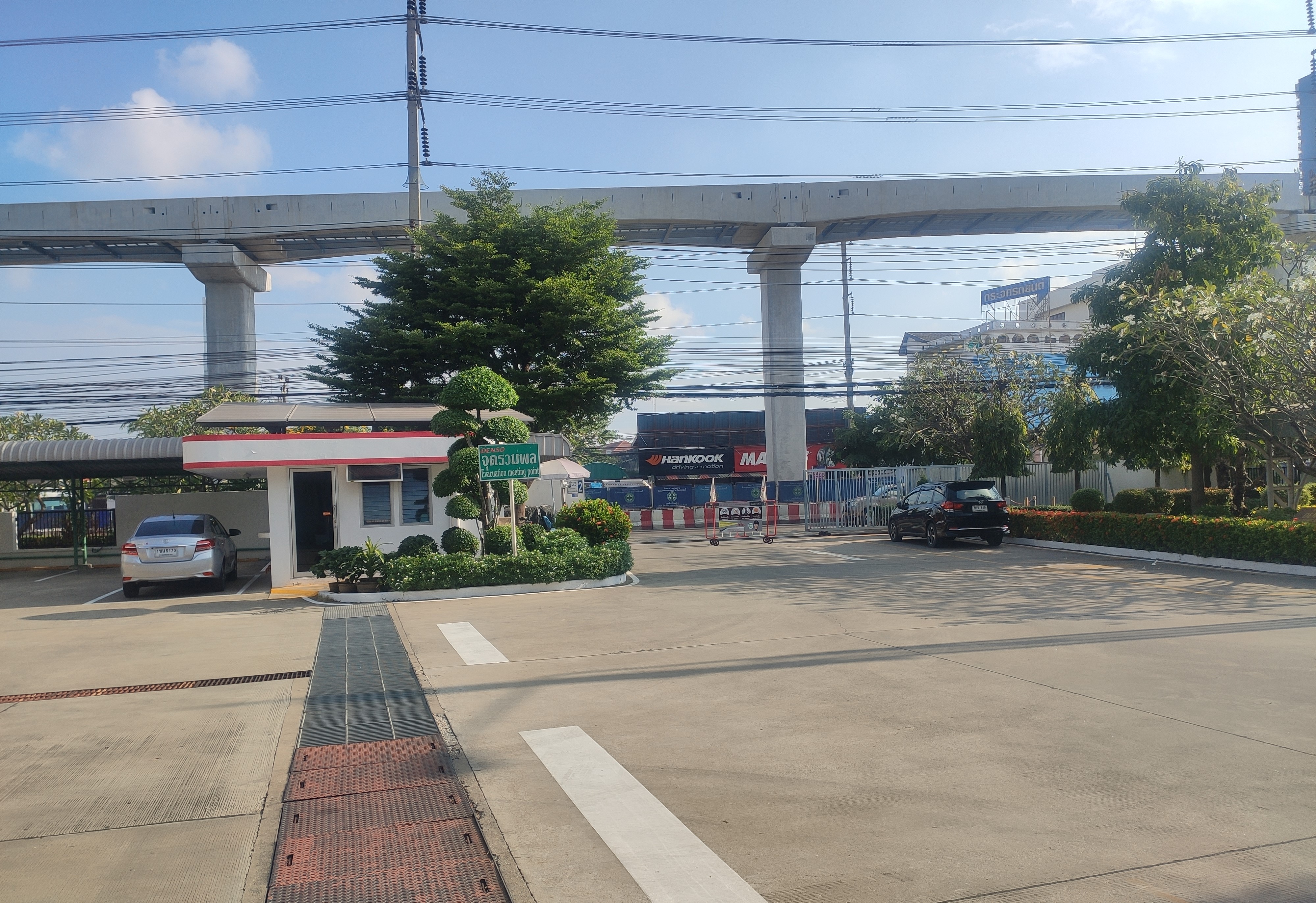 ภาพบริเวณทางเข้าโรงงานและอาคารประกอบในพื้นที่ปฏิบัติงาน